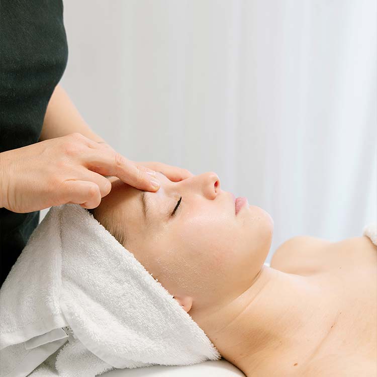 Massage facialiste liftant